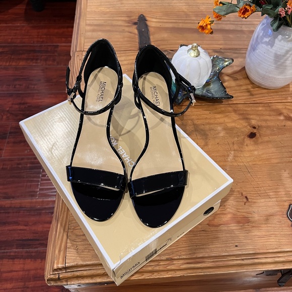 Michael Kors Simone Mid Sandal Patent Leather Pump Heel - Picture 12 of 13
